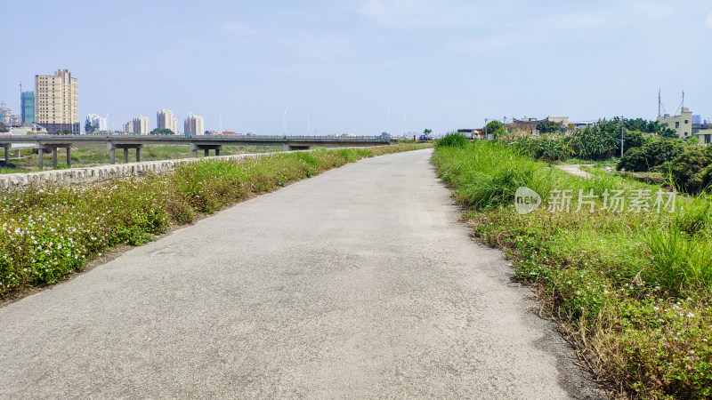 城郊小路与远处城市景观