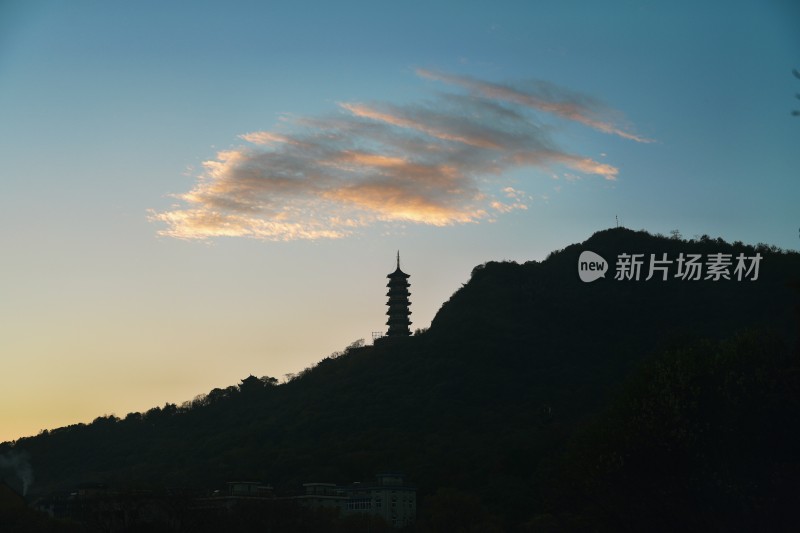 夕阳一角，浮云遮山