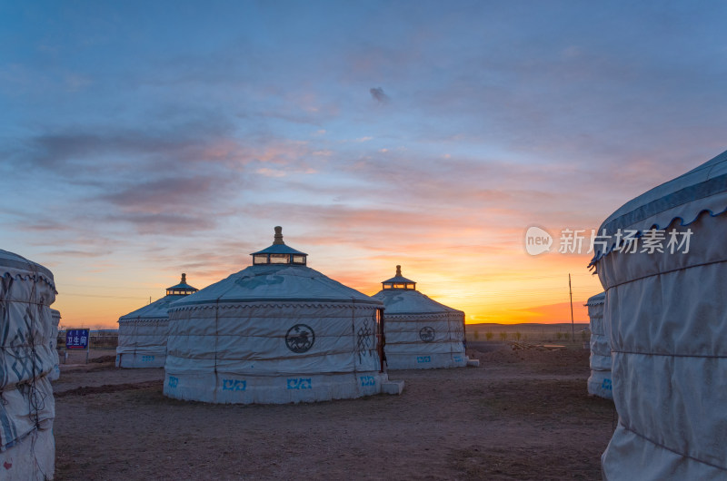 内蒙古巴彦淖尔温根塔拉旅游景区蒙古包日出