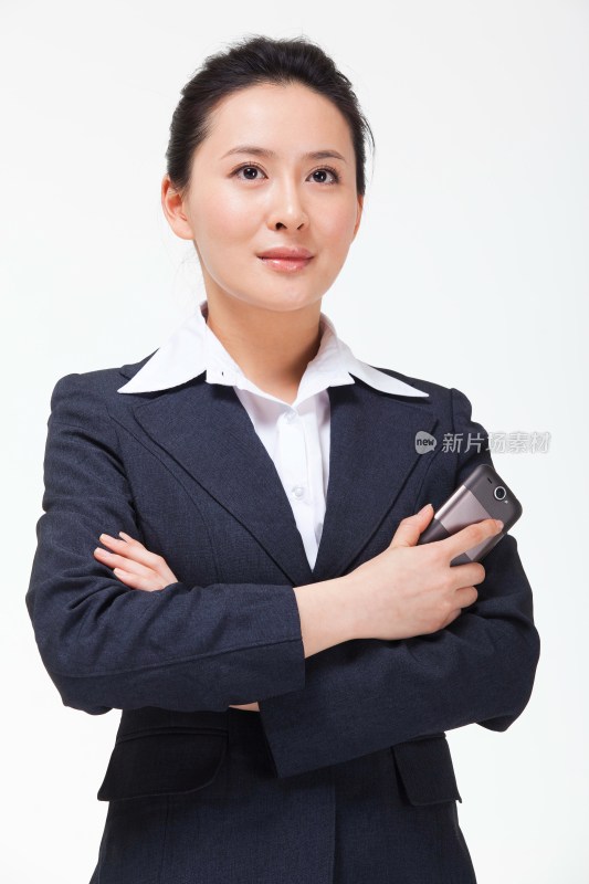 展示手机的商务女士