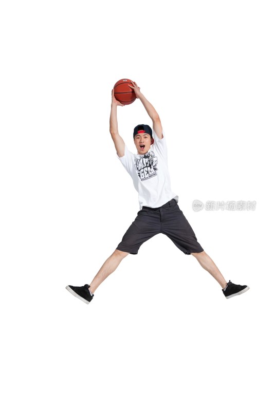 棚拍年轻男人玩篮球