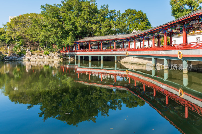 水上红廊桥景观及水中倒影美景