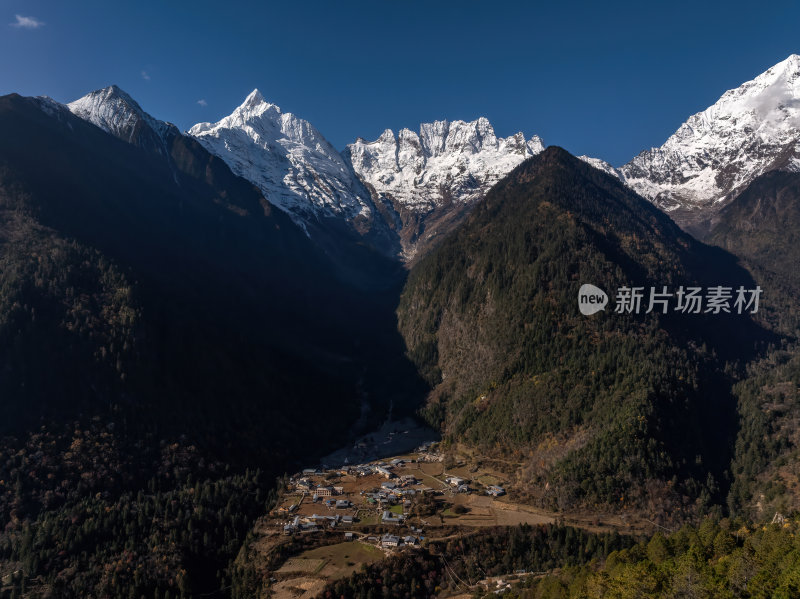 云南香格里拉雨崩村梅里雪山秋色高空航拍