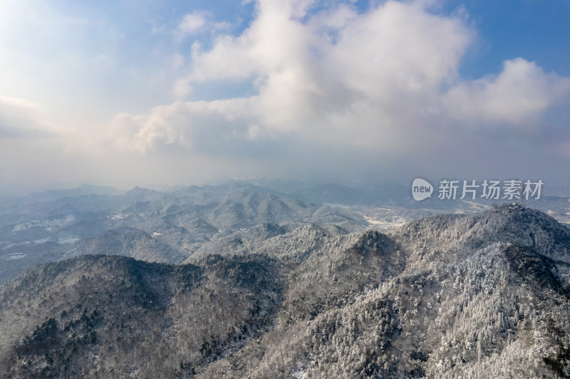 蓝天白云丘陵山川雪景航拍图