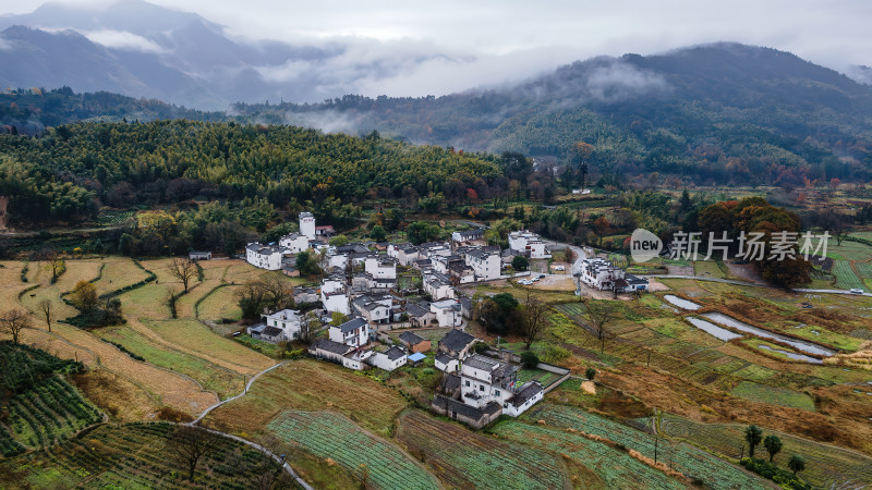 安徽塔川徽派山涧白墙建筑群航拍