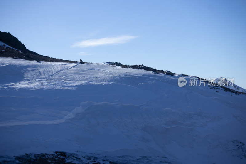 白雪皑皑的长白山在晴朗的天空下