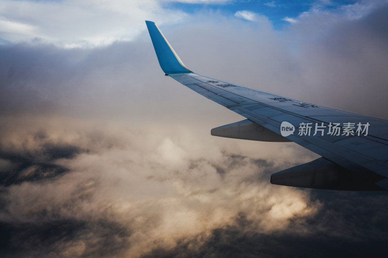 飞机窗户外的天空云景