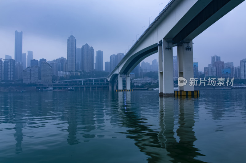 重庆嘉陵江黄花园大桥与滨江路城市摩天大楼