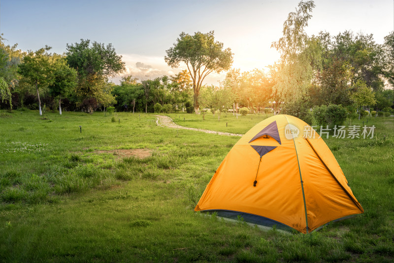 草地上的露营帐篷