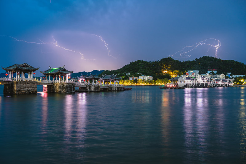 夏季夜晚广东潮州广济桥夜景闪电风光