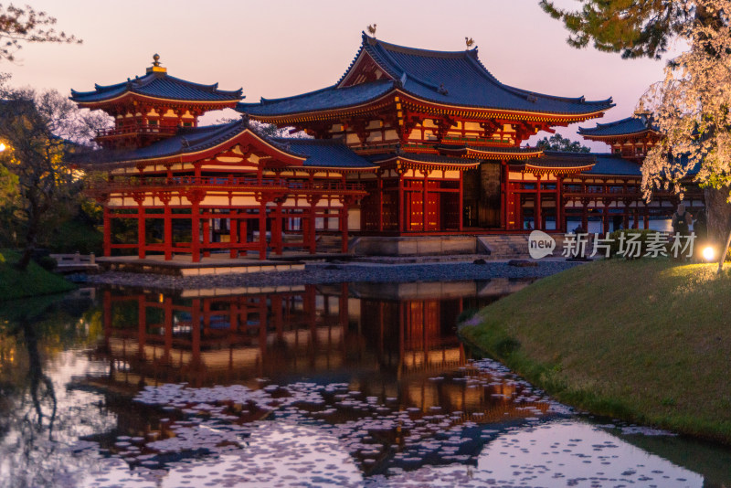 黄昏下的日式传统古建筑