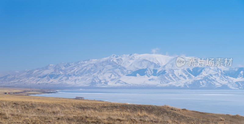 航拍冰雪覆盖的山峰与湖泊赛里木湖