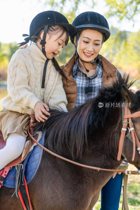 妈妈带女儿骑马