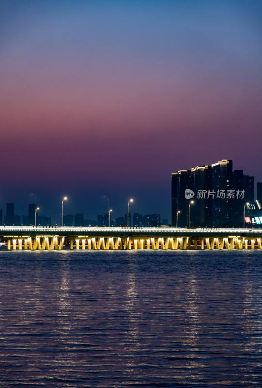 暮色下的城市桥梁与高楼夜景