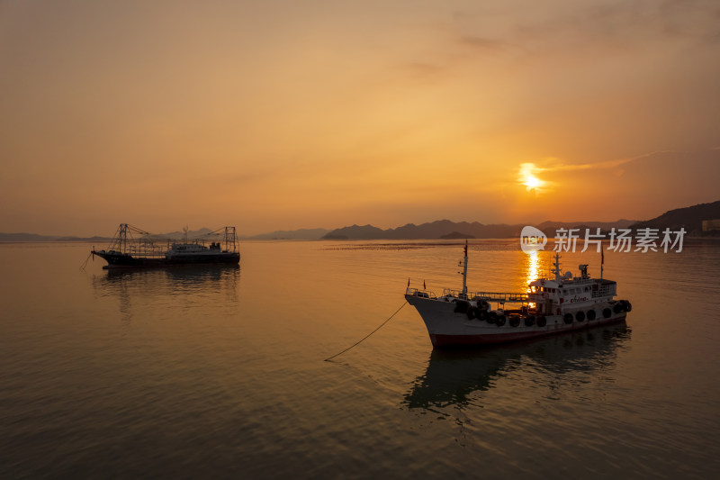 海上渔船海岛剪影滩涂日落晚霞