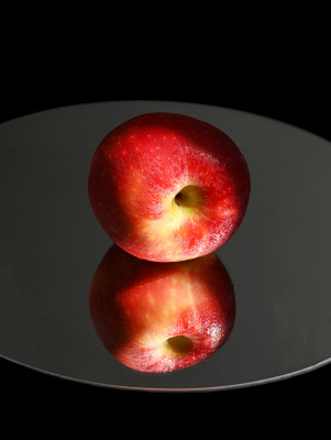 一个新鲜水果苹果和它的倒影