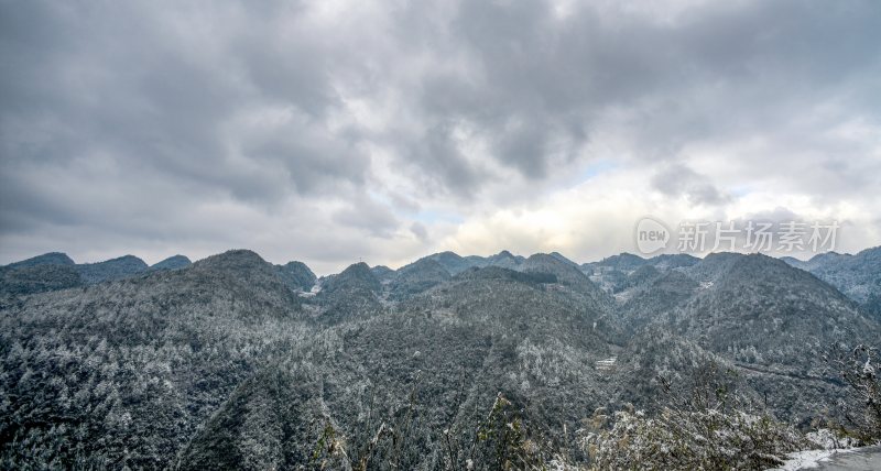 重庆酉阳：绵延青山披白纱