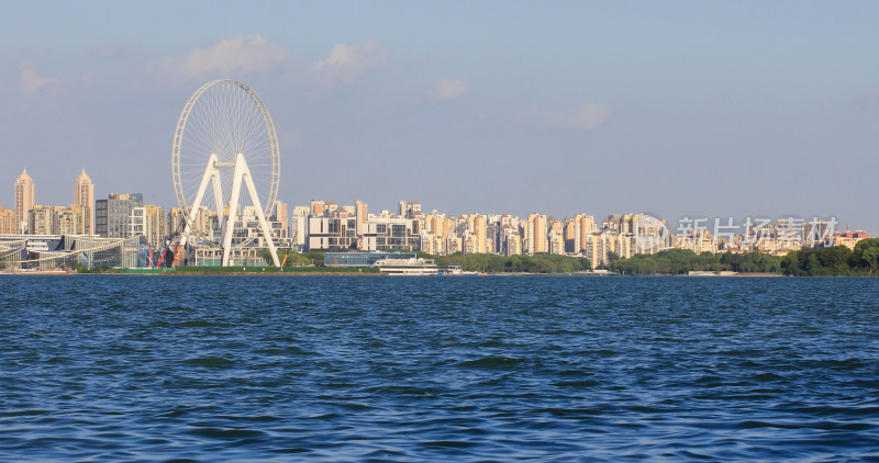 滨湖城市摩天轮与城市建筑群