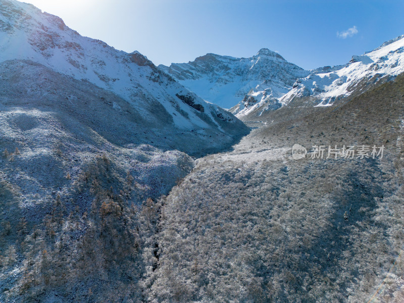 航拍冰雪覆盖的山脉与峡谷