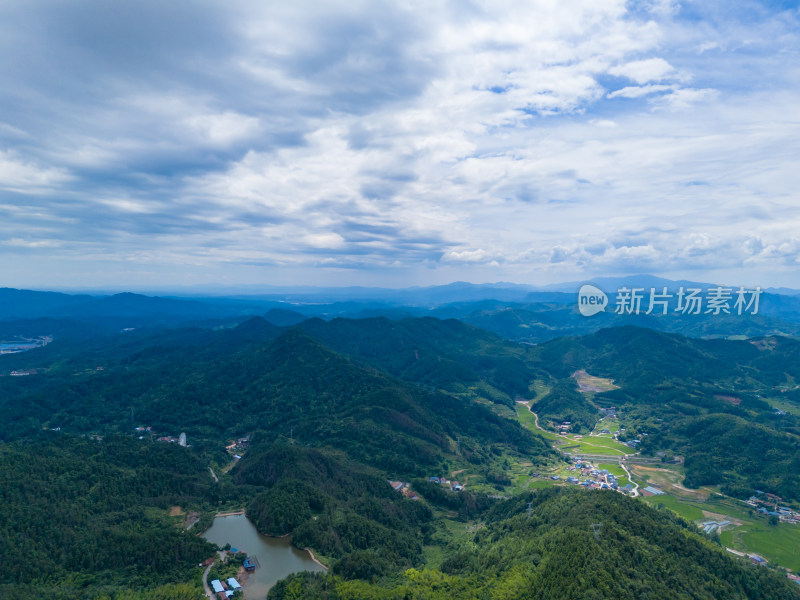 山川丘陵蓝天白云航拍图