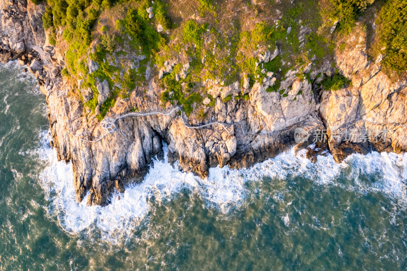 俯拍大海海浪沙滩风景航拍图