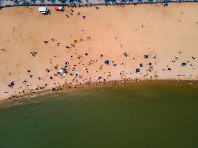 俯拍大海海浪沙滩风景