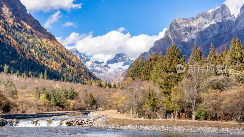 四川四姑娘山双桥沟秋天的湖泊和水流