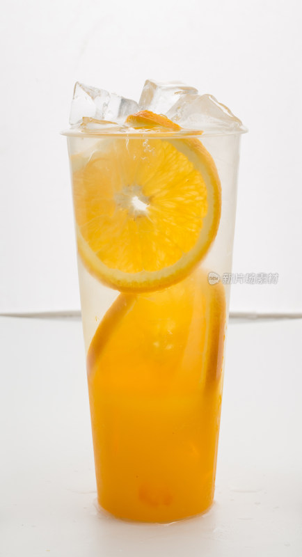 透明杯装冰橙片果汁饮品