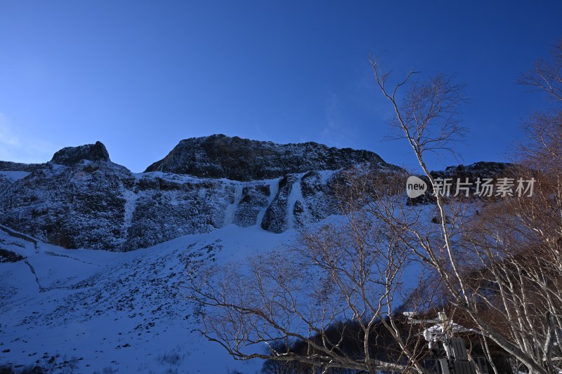 积雪覆盖的山脉景象