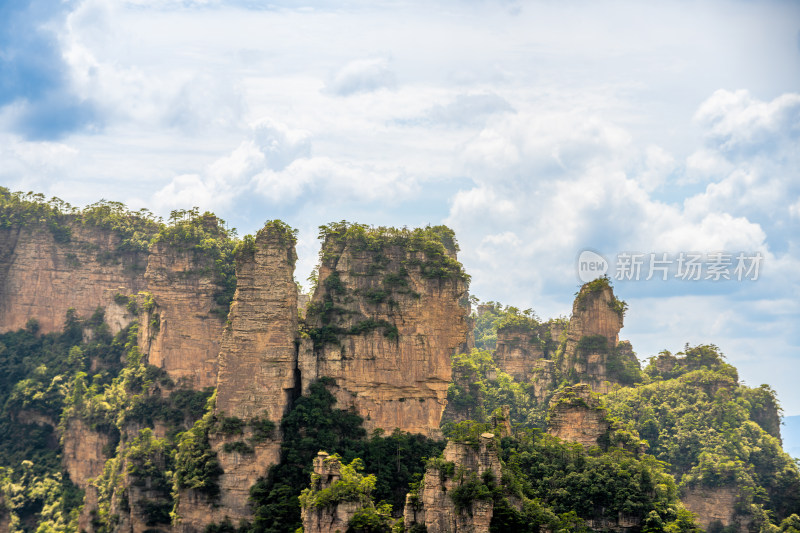 中国湖南张家界景区奇特山峰与茂密森林