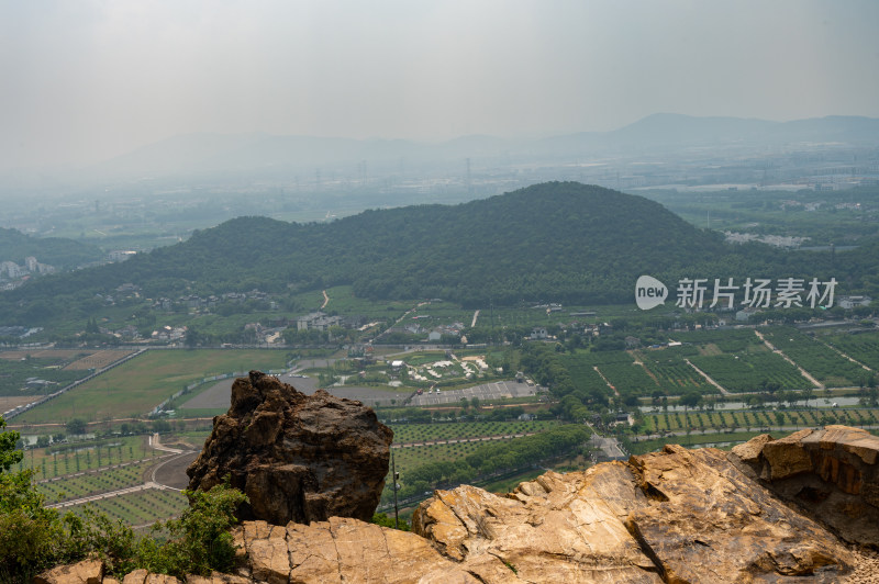 在阳山上俯瞰乡村样貌