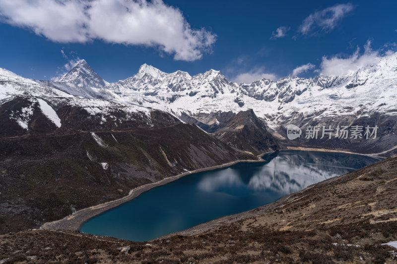 西藏山南洛扎秘境库拉岗日雪山湖泊壮丽景色