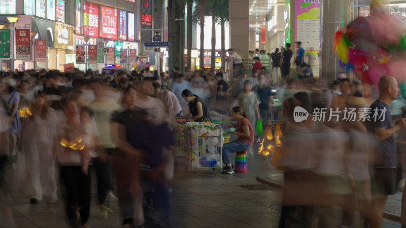 热闹商业街人流景象