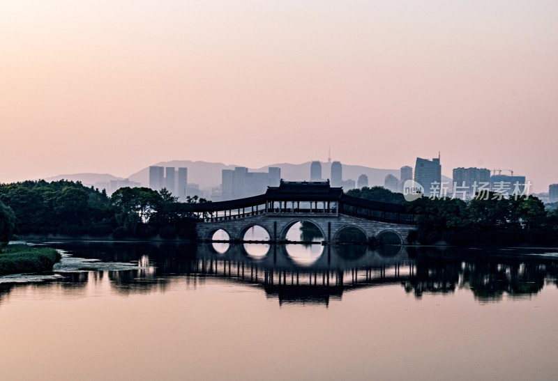 无锡长广溪石塘桥黄昏湖畔古桥与城市天际线