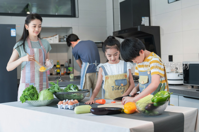 年轻父母教孩子学做饭