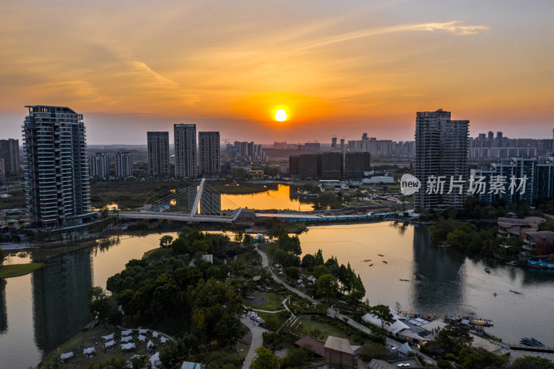 成都富人区麓湖的日落航拍风光全景图