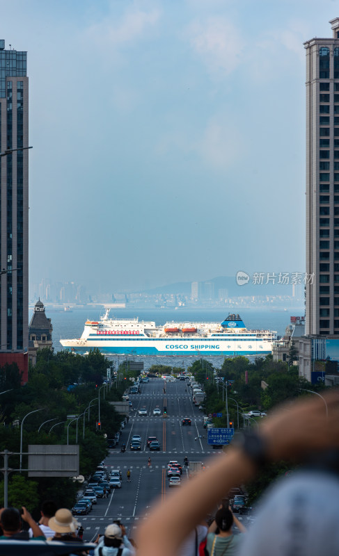 大连港东五街邮轮穿楼