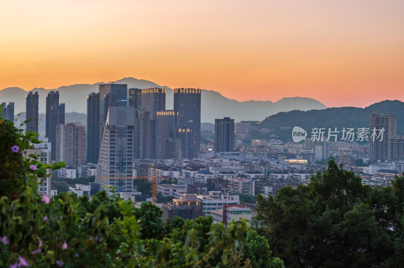 福建省福州乌山风景区俯瞰夕阳下的城市风光