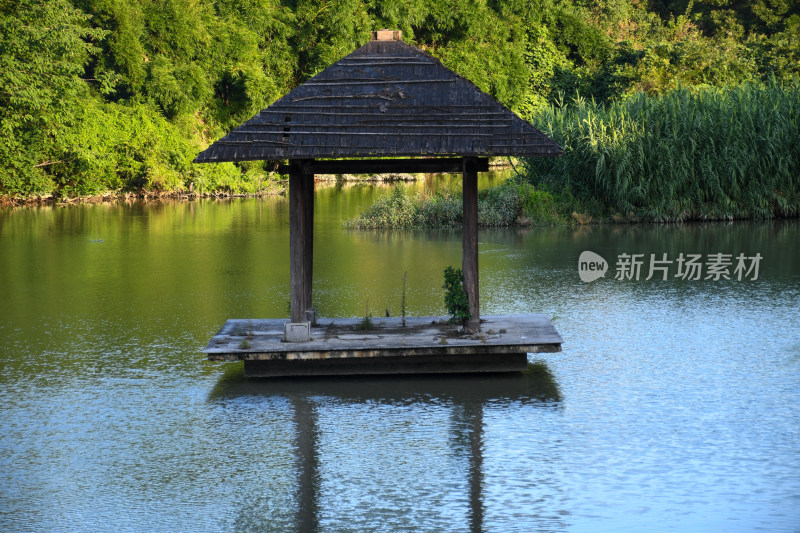 户外水边的石阶长廊和景观小乔