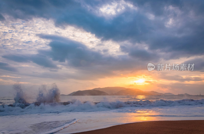 越南芽庄滨海海岸沙滩浪花与日出天空云彩