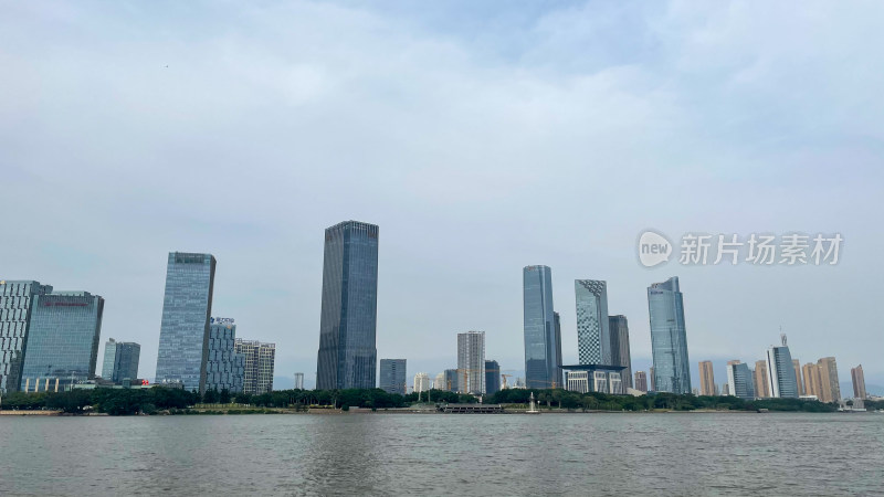 临水而立的现代化城市建筑群全景