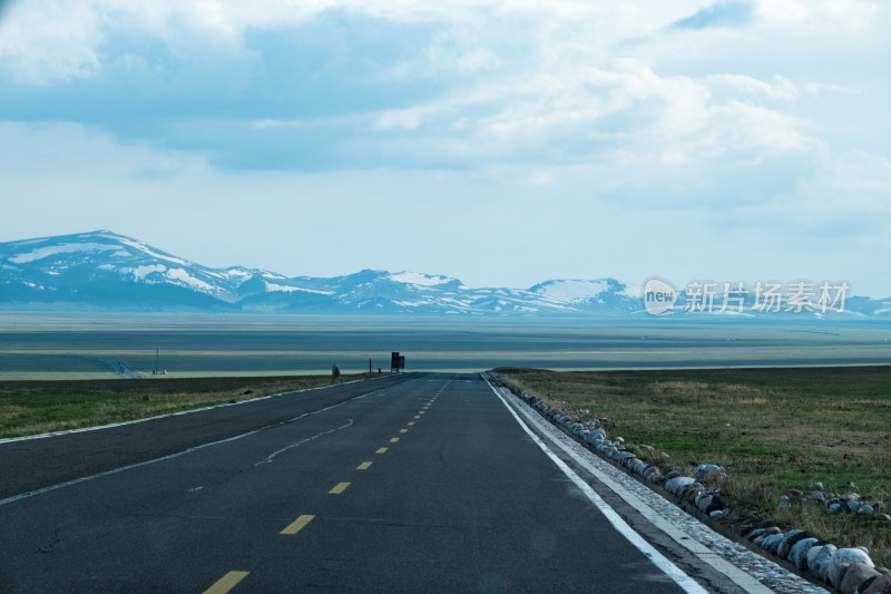 新疆赛里木湖通往雪山的公路