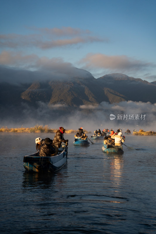 泸沽湖冬天唯美晨雾冬景