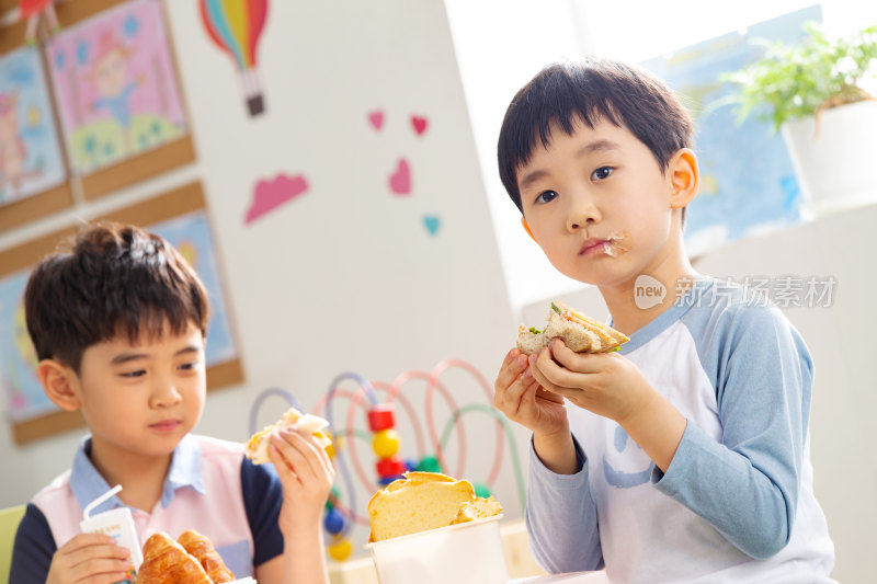 幼儿园小朋友用餐