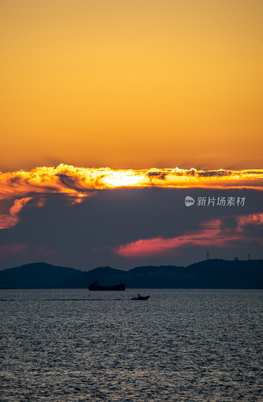 山东烟台东山栈桥海上日出海天相接一色景观