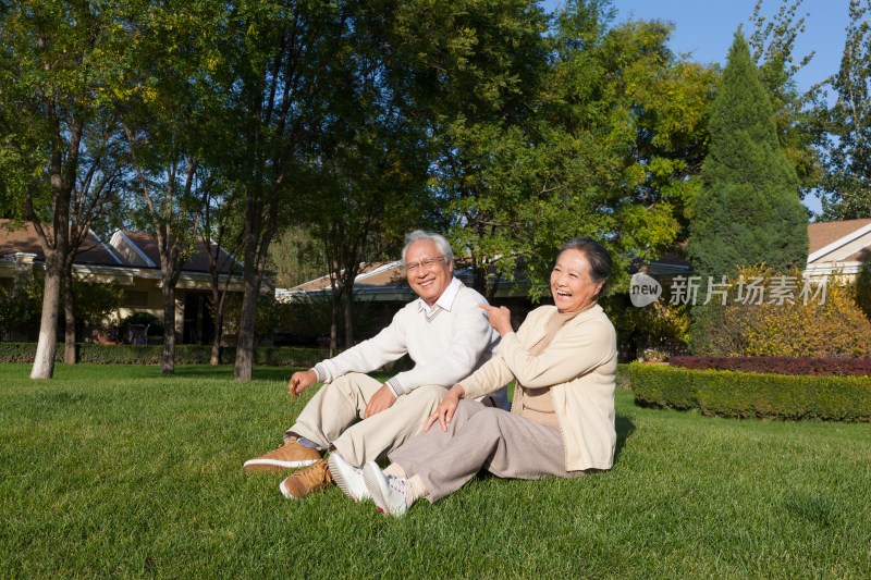 老年夫妻在院子里休息
