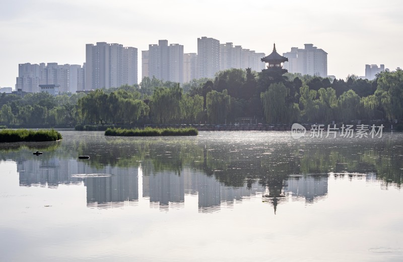 西安兴庆宫湖畔城市与古建筑倒影景观