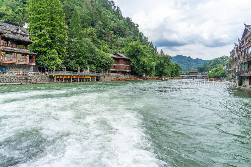 凤凰古城河畔苗族建筑与青山