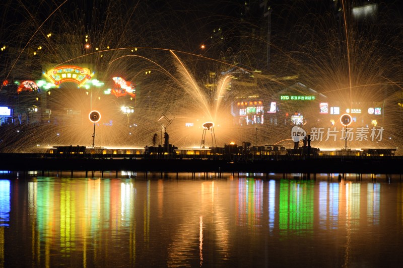 长沙铜官窑夜间湖边打铁花景观