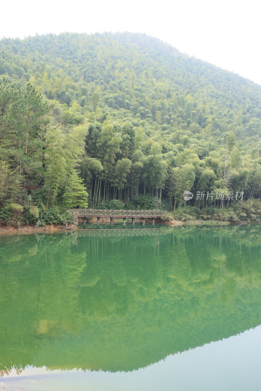 浙江湖州德清县上杨村静谧的湖光山色